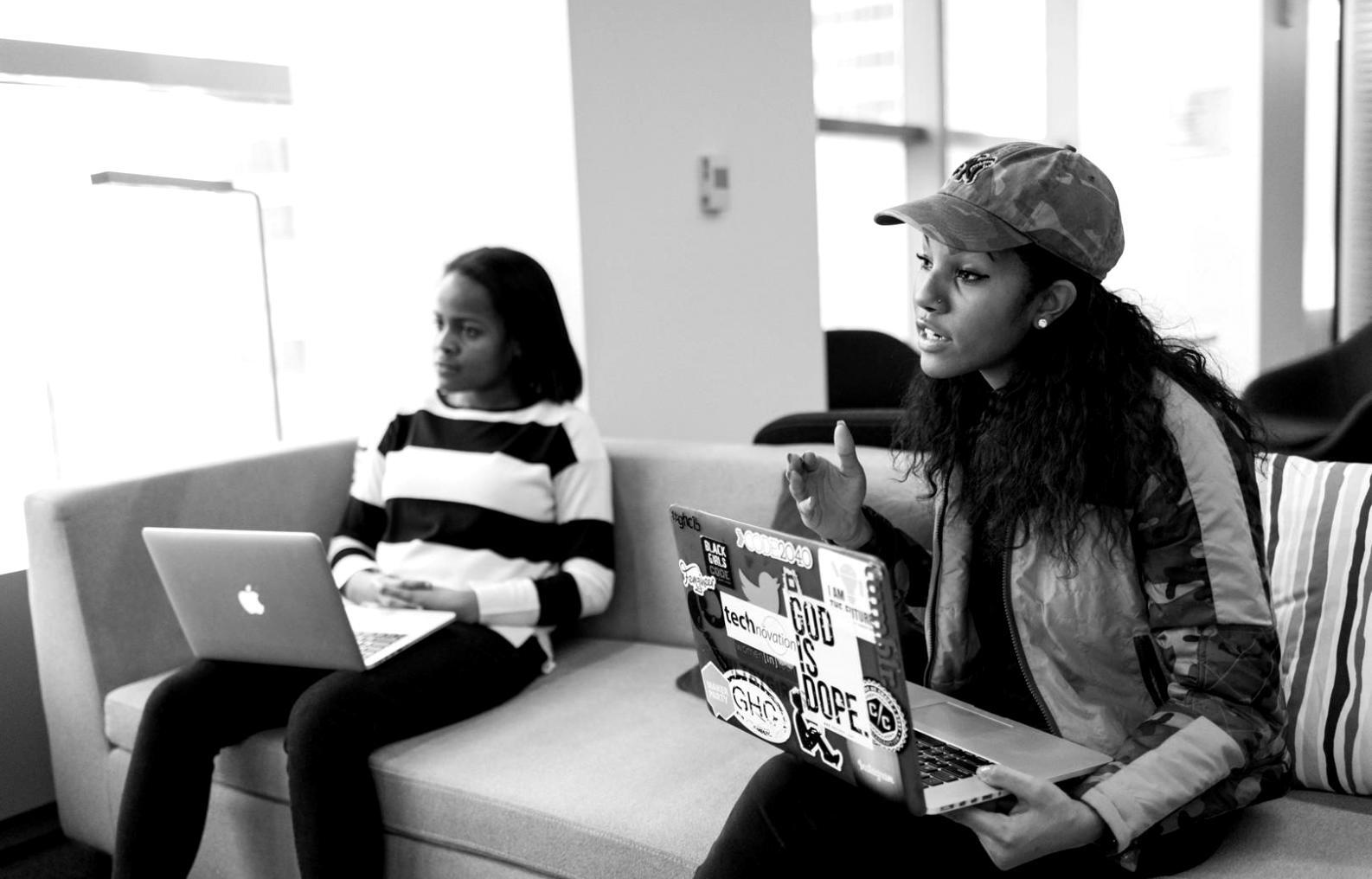 Espacio de trabajo del equipo de SynapIntelliS en Neuquén donde se realiza la revisión diaria de casos complejos de procesamiento de facturas